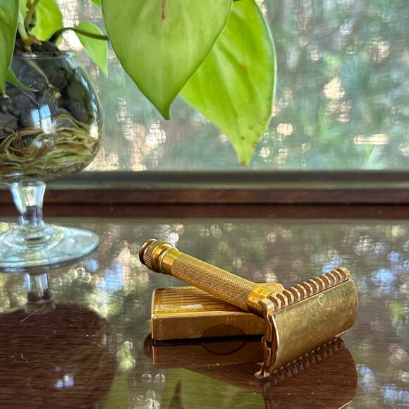 Vintage Gillette Gold Safety Razor Set w/ Blade Case & Blades - Picture 2 of 15